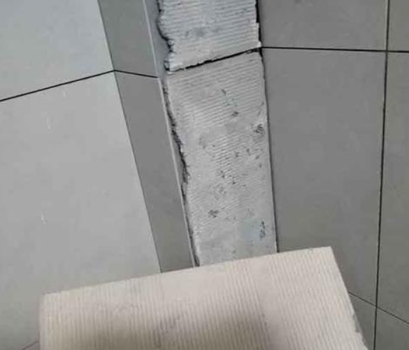 柳江瓷砖空鼓维修公司分享下厨房瓷砖脱落的补救措施。